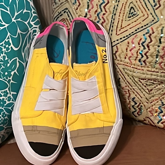 Fancy tennis shoes - Picture 2 of 2